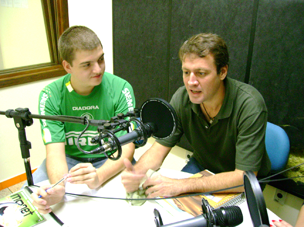Toni durante entrevista no estúdio de Comunicação do IMES-FAFICA. Como entrevistador, Marco Aurélio Mazetti, aluno do 1º ano do curso de Jornalismo